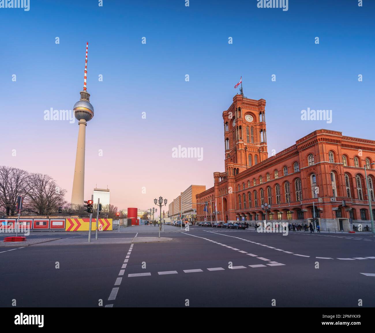 Hôtel de ville de Berlin (Rotes Rathaus) et tour de télévision (Fernsehturm) au coucher du soleil - Berlin, Allemagne Banque D'Images
