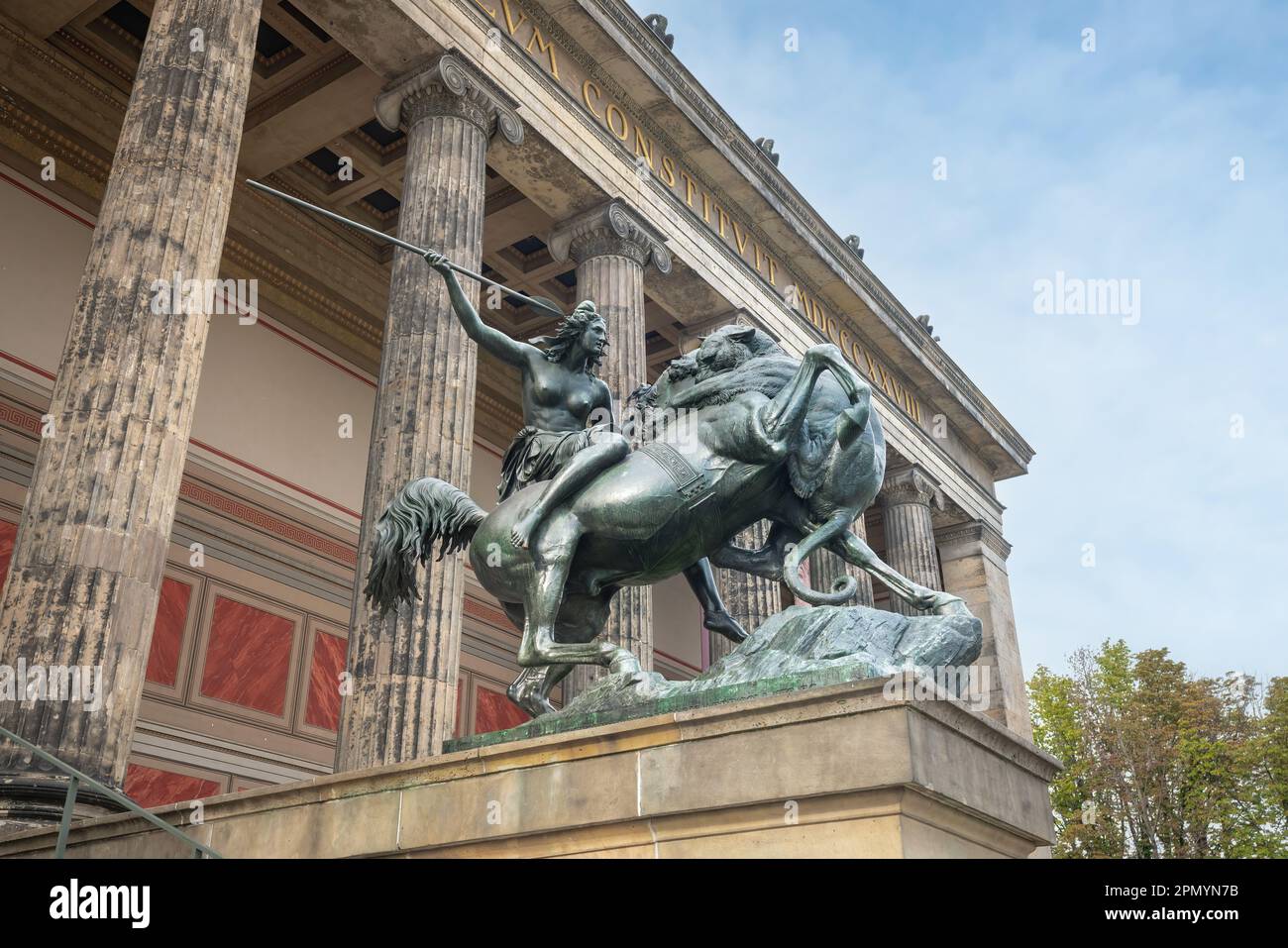 Amazone à cheval Statue en face du musée Altes (ancien musée) - Berlin, Allemagne Banque D'Images