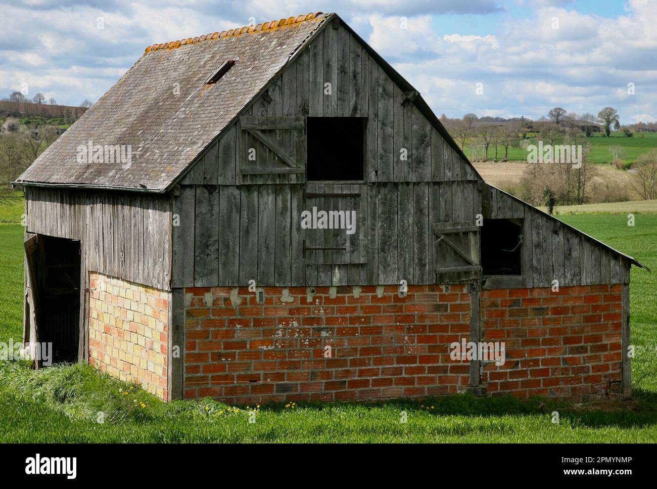 Une ancienne grange dans la campagne normande, Basse-Normandie, France, Europe le samedi 15th, Avril 2023 Banque D'Images