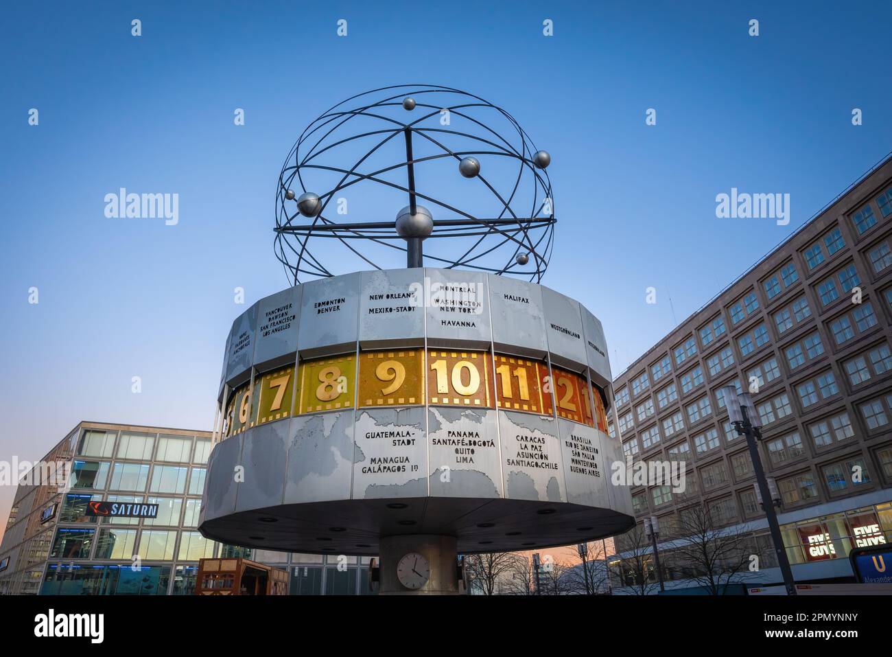 Horloge mondiale (Weltzeituhr) à la place Alexanderplatz - Berlin, Allemagne Banque D'Images