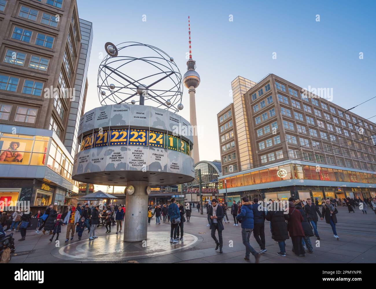 Place Alexanderplatz avec horloge mondiale (Weltzeituhr) et tour de télévision (Fernsehturm) - Berlin, Allemagne Banque D'Images