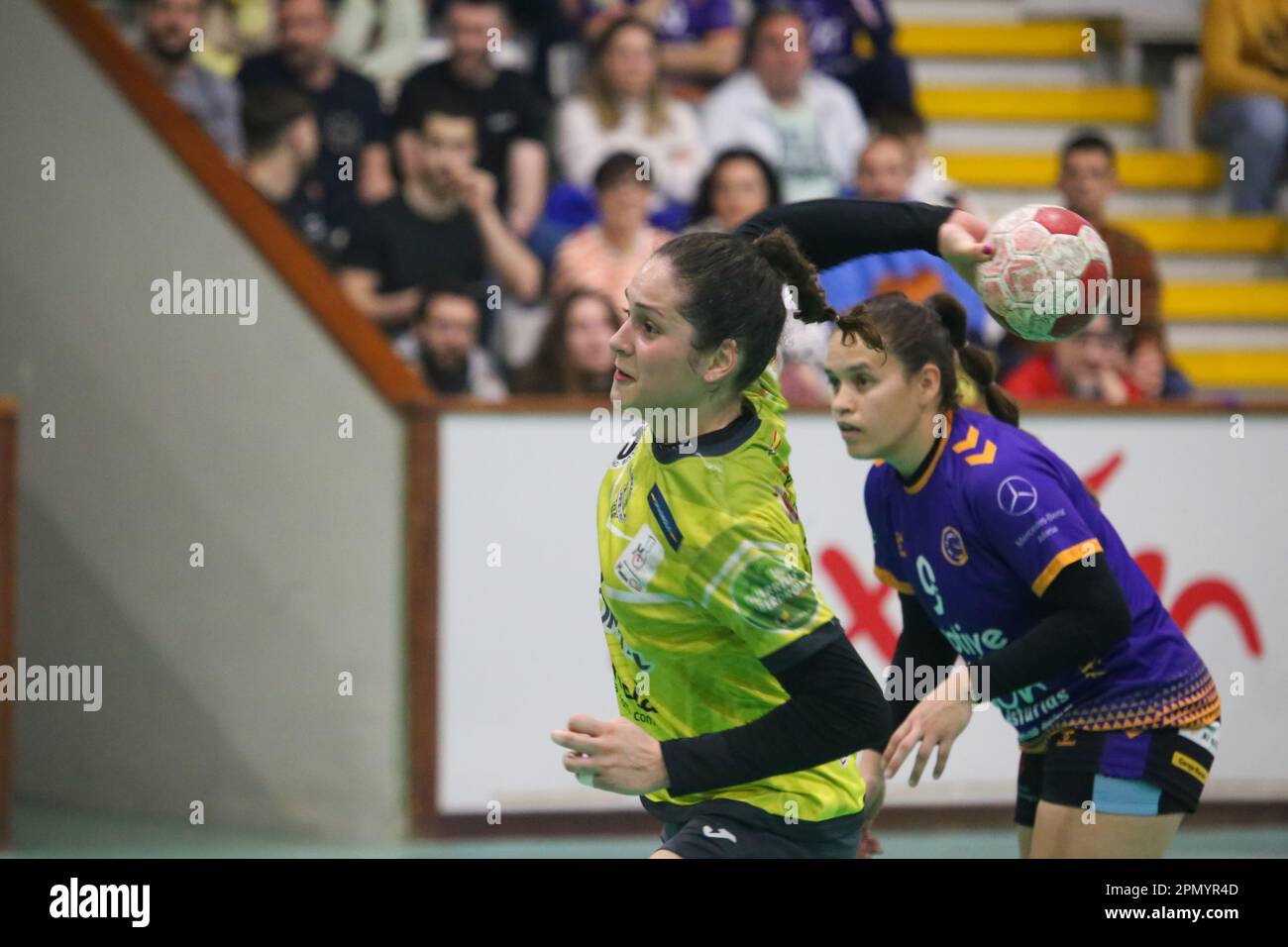 Gijon, Espagne, 15th avril 2023: Le joueur de Grafometal la Rioja Kelly de Abreu (7) lance un tir de 7 mètres lors du Matchday 22nd de la Ligue Iberdrola 2022-23 entre Motive.co Gijon et Grafometal la Rioja le 15 avril 2023, au Pavillon sportif de la Arena, Gijon, Espagne. Credit: Alberto Brevers / Alay Live News Banque D'Images