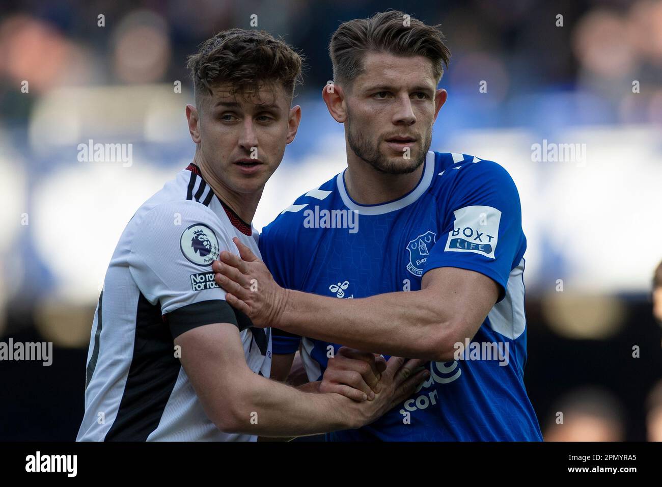 James Tarkowski #2 d'Everton F.C milk and withTom Cairney #10 de Fulham à temps plein pendant le match de Premier League entre Everton et Fulham à Goodison Park, Liverpool, le samedi 15th avril 2023. (Photo : Mike Morese | MI News) Credit: MI News & Sport /Alay Live News Banque D'Images
