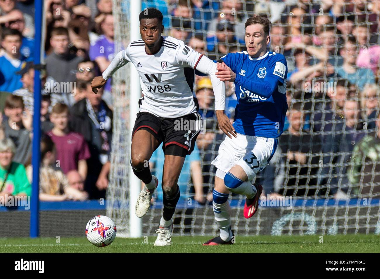 James Garner #37 d'Everton F.C s'attaque à Tofin Adarabioyo #4 de Fulham lors du match de Premier League entre Everton et Fulham à Goodison Park, Liverpool, le samedi 15th avril 2023. (Photo : Mike Morese | MI News) Credit: MI News & Sport /Alay Live News Banque D'Images