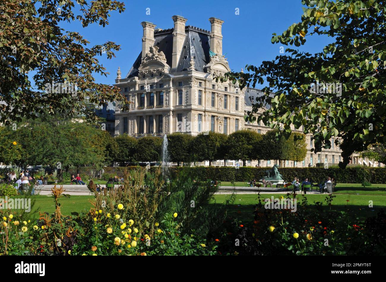 Le Pavillon de flore, qui fait partie du Palais du Louvre à Paris, vu du jardin des Tuileries. Banque D'Images