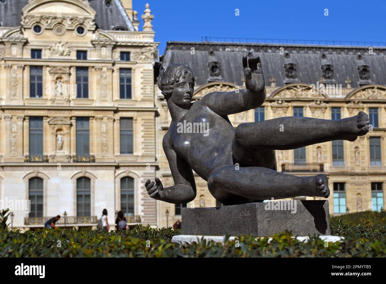 Le Pavillon de flore au Palais du Louvre à Paris est vu derrière la sculpture l'Air d'Aristide Maillol, située dans le jardin du carrousel. Banque D'Images