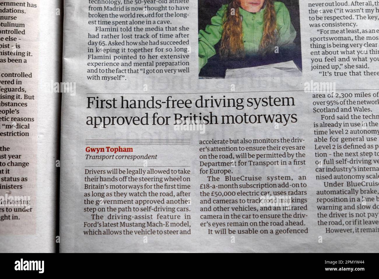 « Premier système de conduite mains libres approuvé pour les autoroutes britanniques » Guardian article principal 15th avril 2023 Londres Angleterre Royaume-Uni Grande-Bretagne Banque D'Images