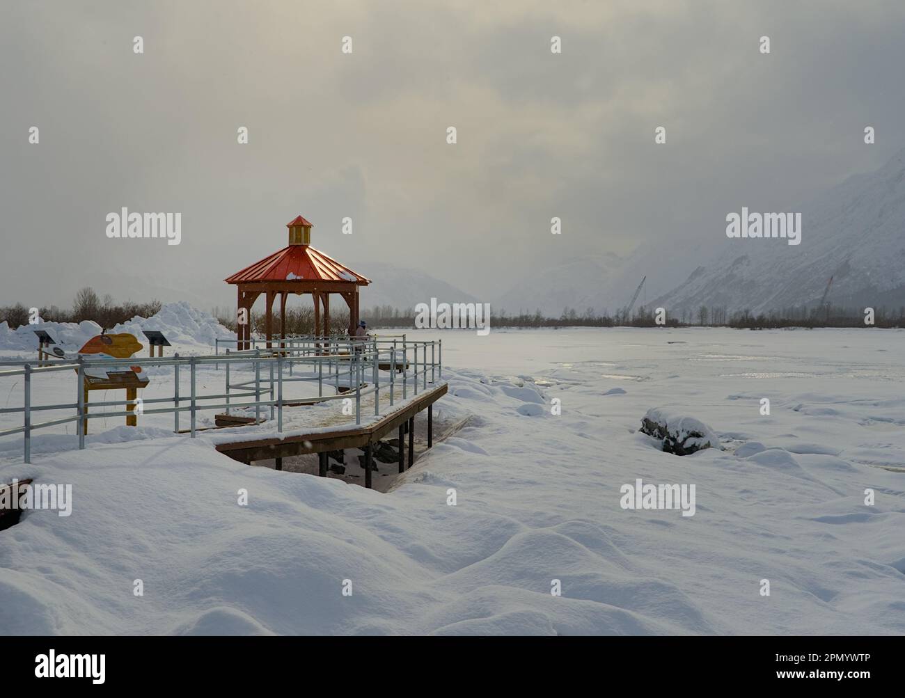 Belvédère rouge sur un terrain enneigé blanc par une journée nuageux. Banque D'Images