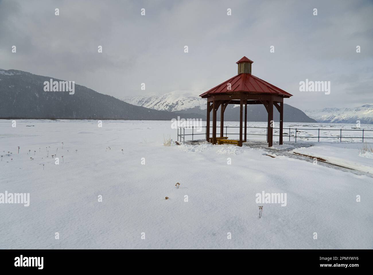 Belvédère rouge sur un terrain enneigé blanc par une journée nuageux. Banque D'Images