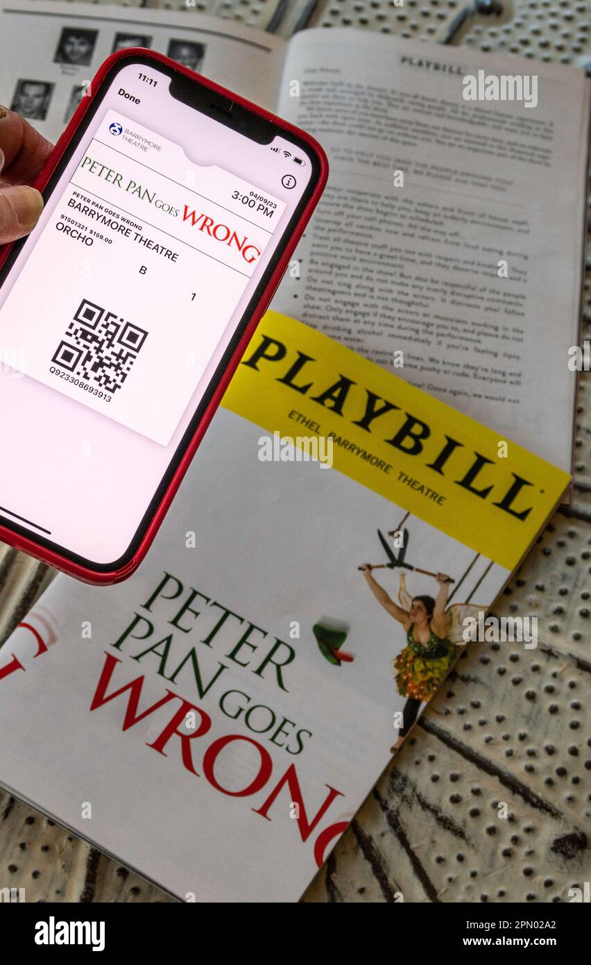 Playbills et tickets sur iPhone, Peter Pan va mal, 2023, NYC, Etats-Unis Banque D'Images