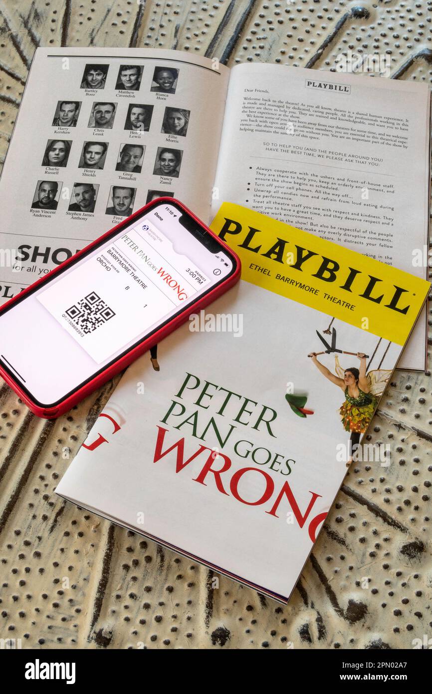 Playbills et tickets sur iPhone, Peter Pan va mal, 2023, NYC, Etats-Unis Banque D'Images