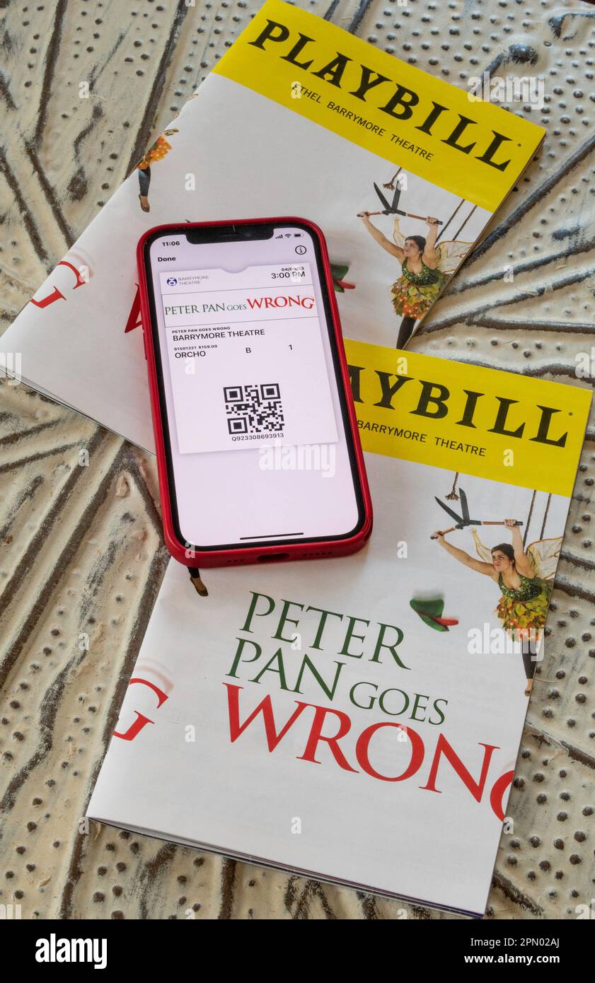 Playbills et tickets sur iPhone, Peter Pan va mal, 2023, NYC, Etats-Unis Banque D'Images