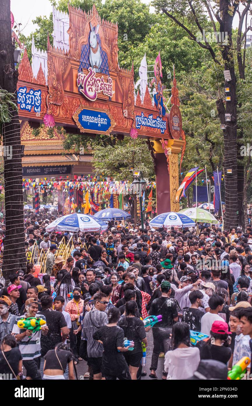 La porte d'entrée de Wat Phnom au-dessus d'une foule dense pendant le festival du nouvel an cambodgien. Wat Phnom Penh, Cambodge. © Kraig Lieb Banque D'Images