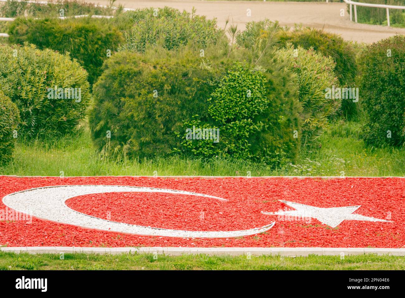 Croissant et étoile dessinée par la peinture de galets dans le jardin. Drapeau turc Banque D'Images