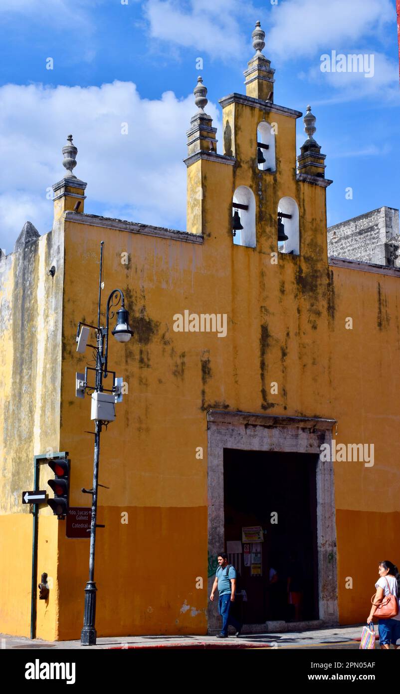 Un bâtiment colonial jaune dans une rue du centre historique de Merida, Yucatan, Mexique. Banque D'Images