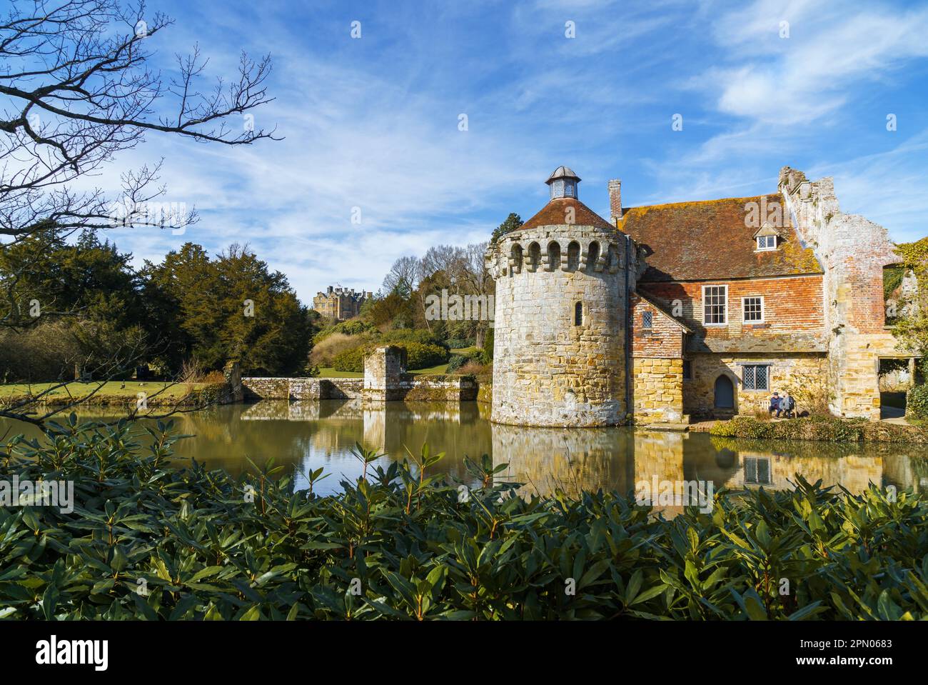 Un couple appréciant le soleil de l'après-midi au château de Scotney Banque D'Images