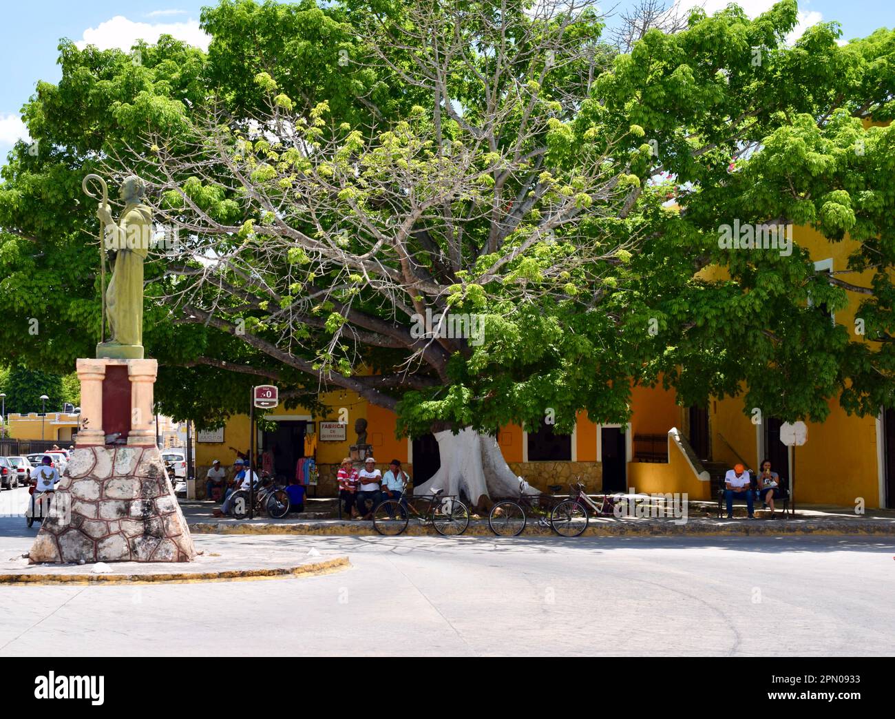 Une petite place avec la statue de Diego de Landa face au monastère de San Antonio de Padoue dans la ville jaune d'Izamal, Yucatan, Mexique. Banque D'Images