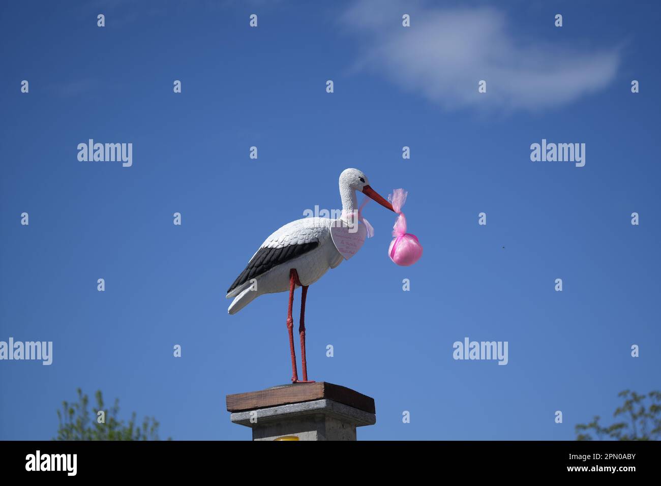 White Stork annonçant la naissance d'une petite fille. Livraison d'un nouveau-né Banque D'Images