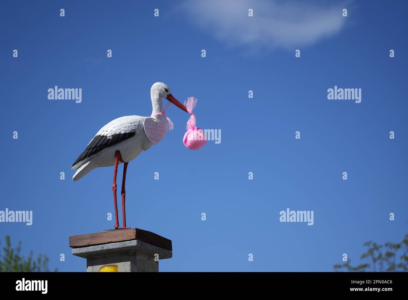 White Stork annonçant la naissance d'une petite fille. Livraison d'un nouveau-né Banque D'Images