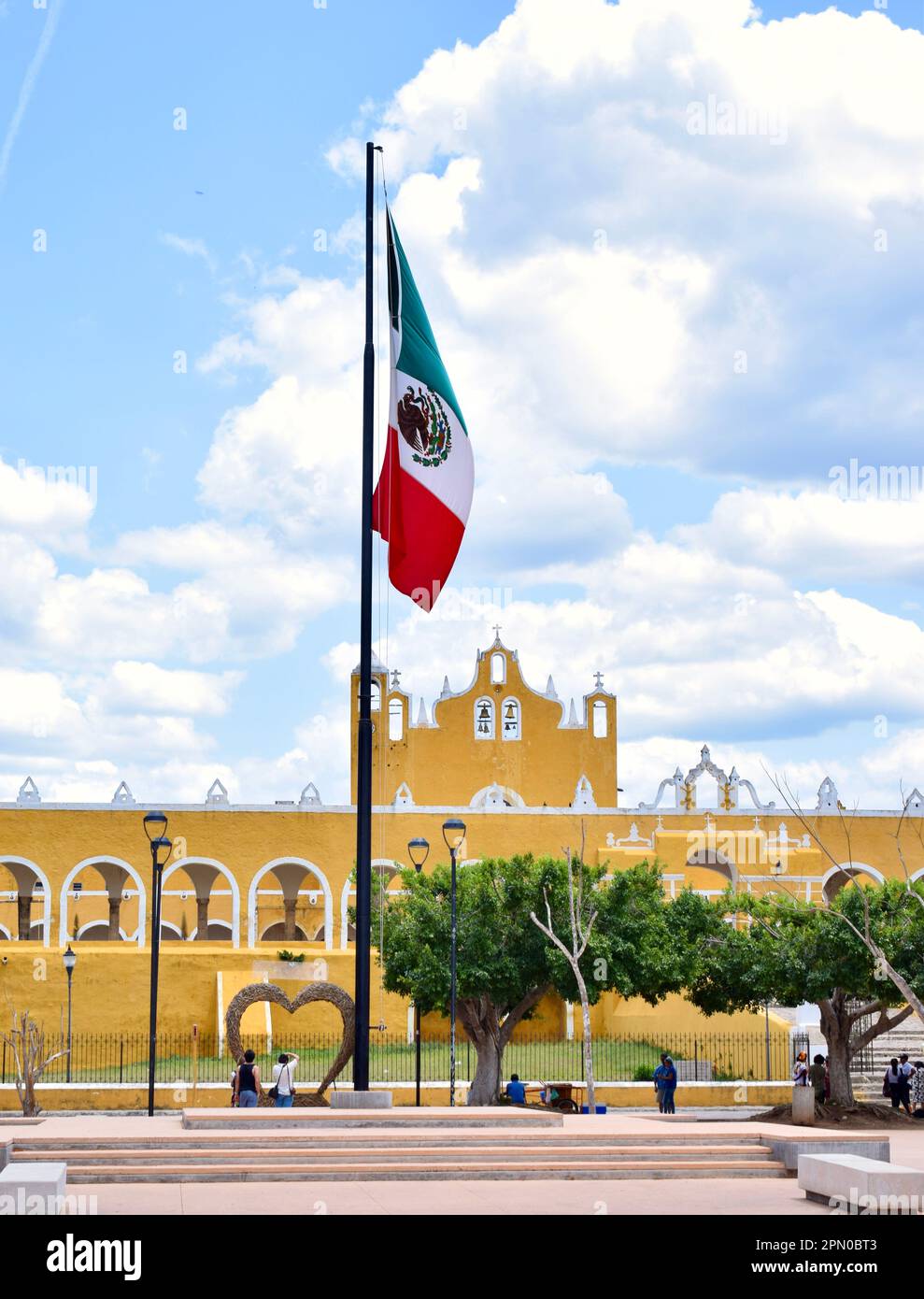 Place de la ville avec le drapeau mexicain et le monastère en arrière-plan à Izamal, Yucatan, Mexique. Banque D'Images