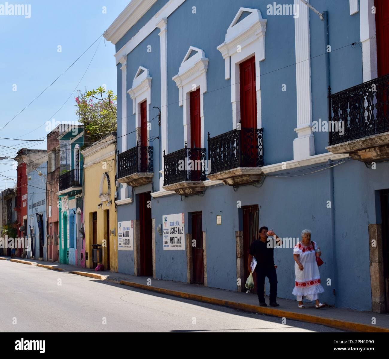 Un bâtiment colonial magnifiquement restauré avec des piétons qui marchent à Merida, Yucatan, Mexique. Banque D'Images