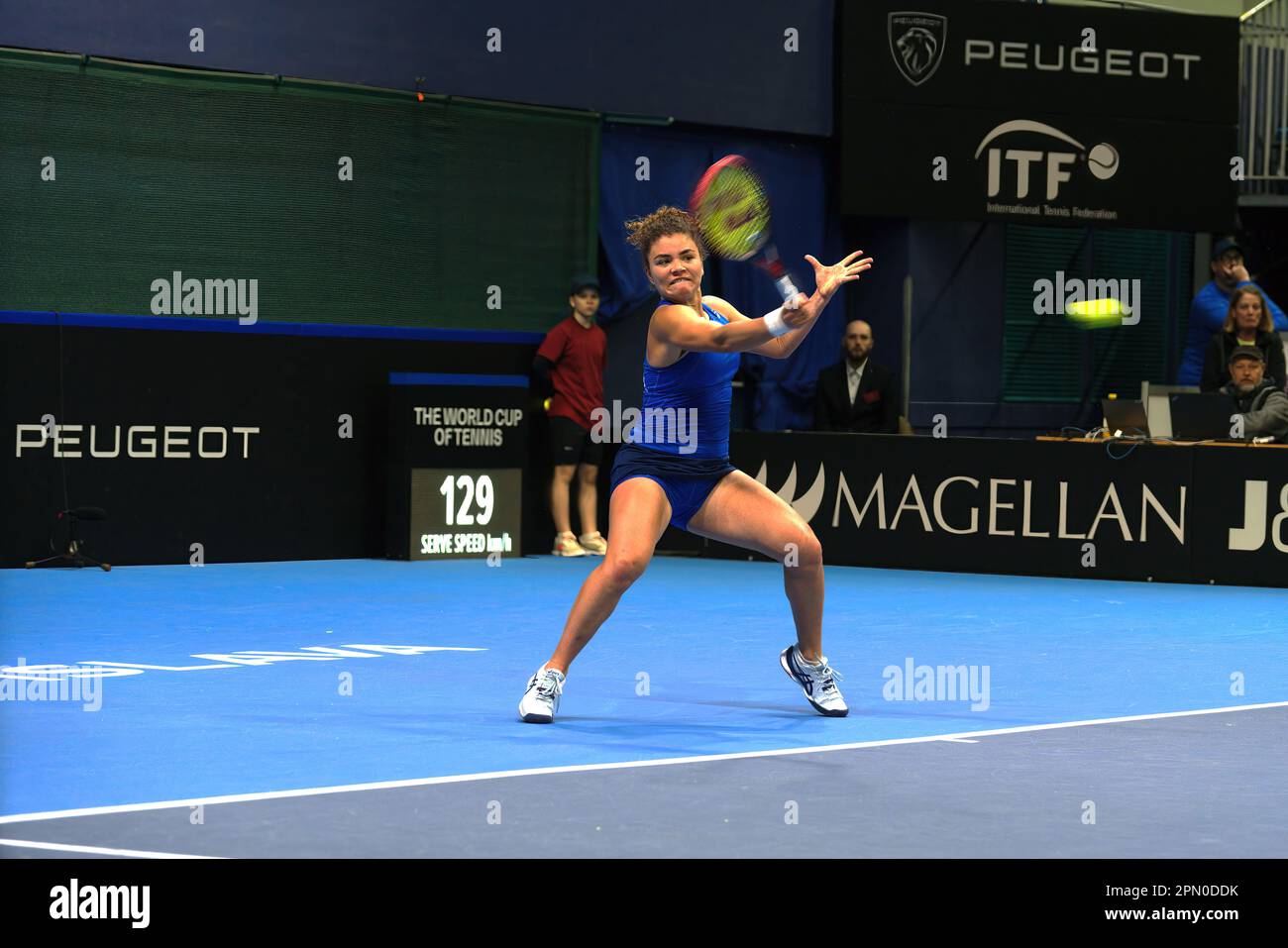Jasmine Paolini contre Anna Karolina Schmiedlova lors du match de tennis de la coupe du Roi Billie Jean entre SVK et ITA sur 15 avril 2023 à Bratislava, SVK. Banque D'Images