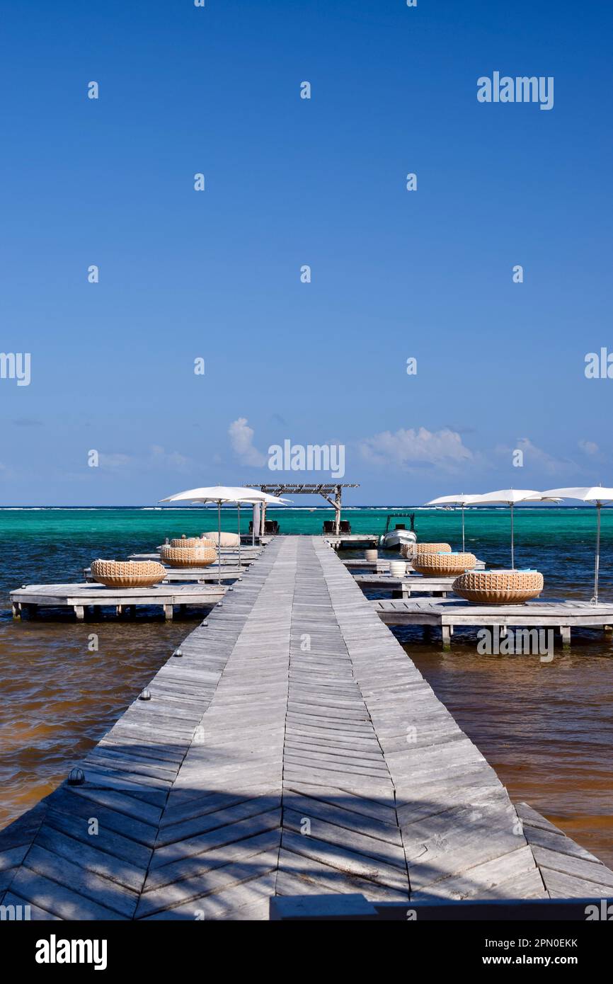 Un magnifique quai et des sièges confortables dans un complexe de luxe à Ambergris Caye, Belize, Caraïbes/Amérique centrale. Banque D'Images
