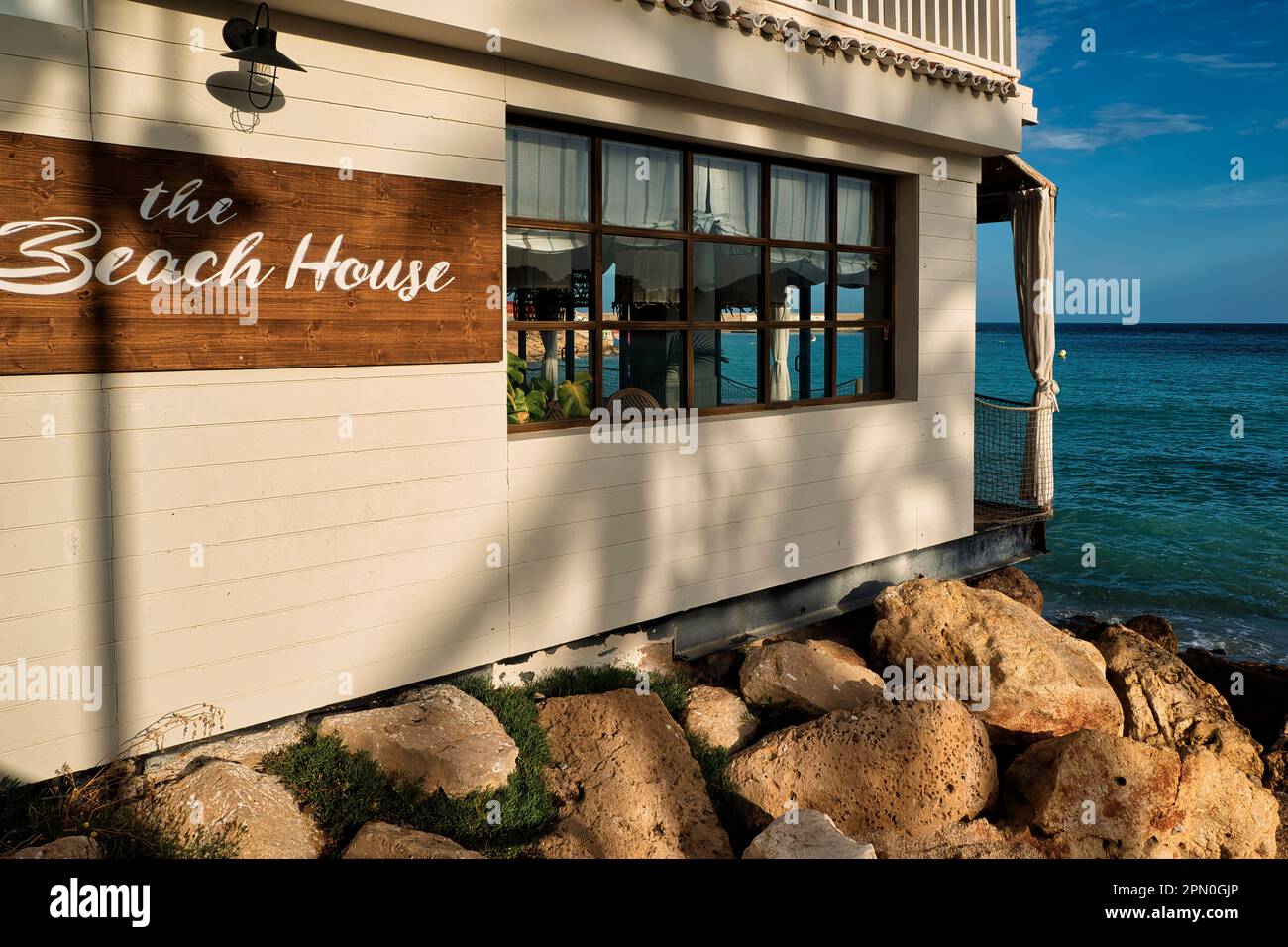 Cala Bandida, restaurant de style rustique avec bar et terrasse à côté de la mer Méditerranée à Platja de la Grava (plage de Gravel) à Xabia (Javea). Banque D'Images
