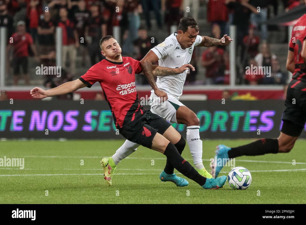 Curitiba, Brésil. 15th avril 2023. PR - CURITIBA - 04/15/2023 - BRAZILEIRO A 2023, ATHLETICO-PR X GOIAS - Hugo Moura joueur d'Athletico-PR concurrence avec Vinicius joueur de Goias lors d'un match au stade Arena da Baixada pour le championnat BRÉSILIEN A 2023. Photo: Robson Mafra/AGIF/Sipa USA crédit: SIPA USA/Alay Live News Banque D'Images