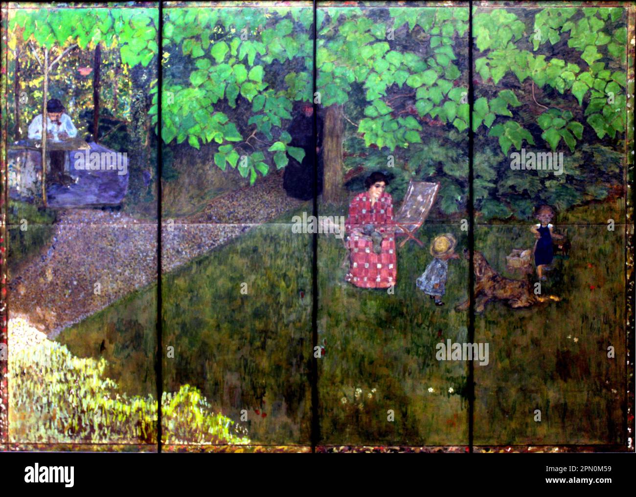 Écran peint; la famille Bonnard dans le jardin (1896) peint par le peintre post-impressionniste français Pierre Bonnard Banque D'Images
