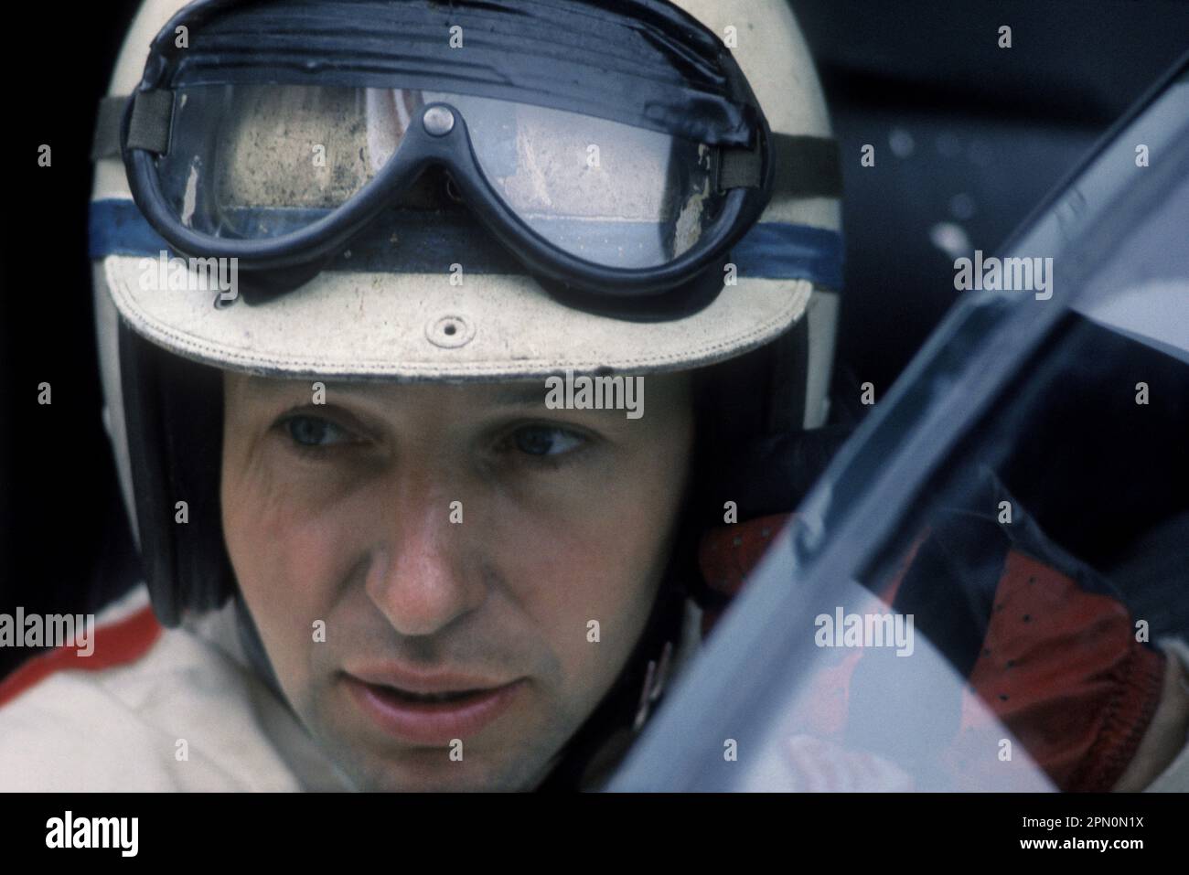 Portrait de John Surtees avant une course de prototype de sport il la fin des années soixante. Banque D'Images