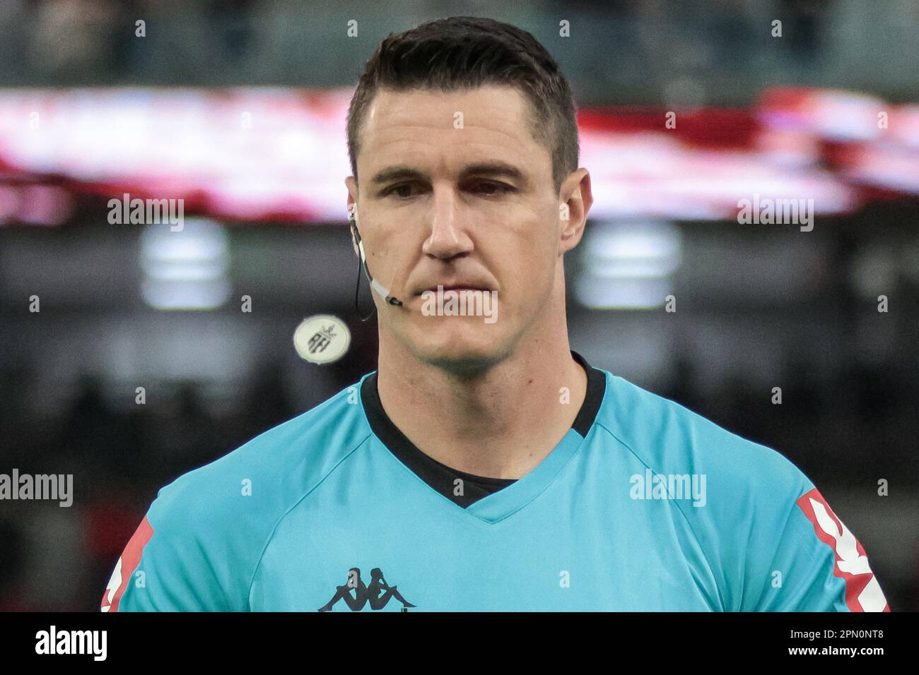 Curitiba, Brésil. 15th avril 2023. PR - CURITIBA - 04/15/2023 - BRASILEIRO A 2023, ATHLETICO-PR X GOIAS - l'arbitre Rafael Rodrigo Klein utilisant une pièce en l'honneur du roi Pele, lors d'un conflit de têtes ou de queues, avant le match entre Athletico-PR et Goias dans le stade Arena da Baixada pour le CHAMPIONNAT BRÉSILIEN A 2023. Photo: Robson Mafra/AGIF/Sipa USA crédit: SIPA USA/Alay Live News Banque D'Images