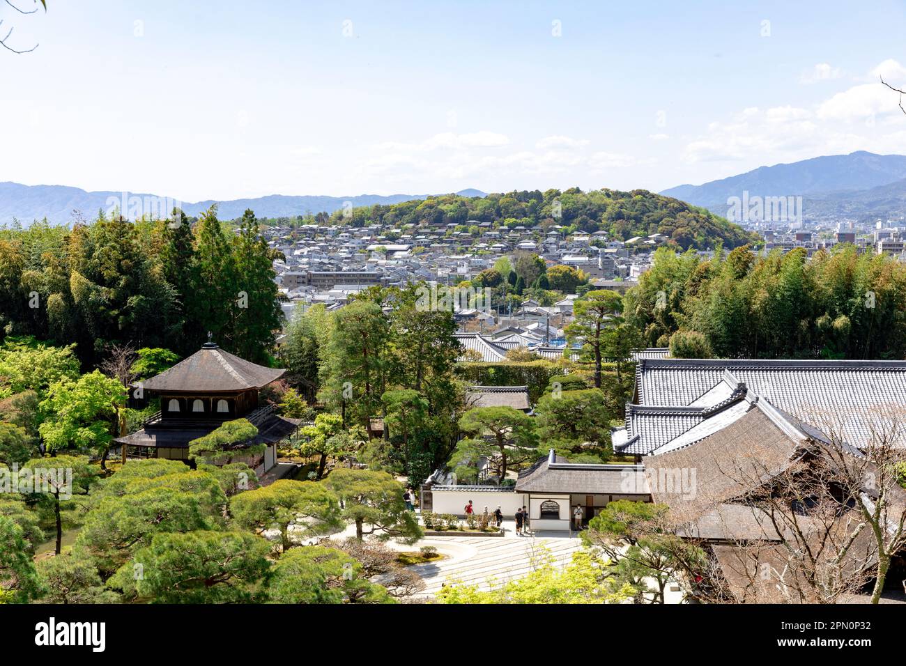 Kyoto Japon avril 2023 vue à travers le temple de Ginkaku-ji dans la paroisse de Sakyo et son célèbre jardin de sable sec et temples ciel bleu jour, ville de Kyoto, Japon, Asie Banque D'Images