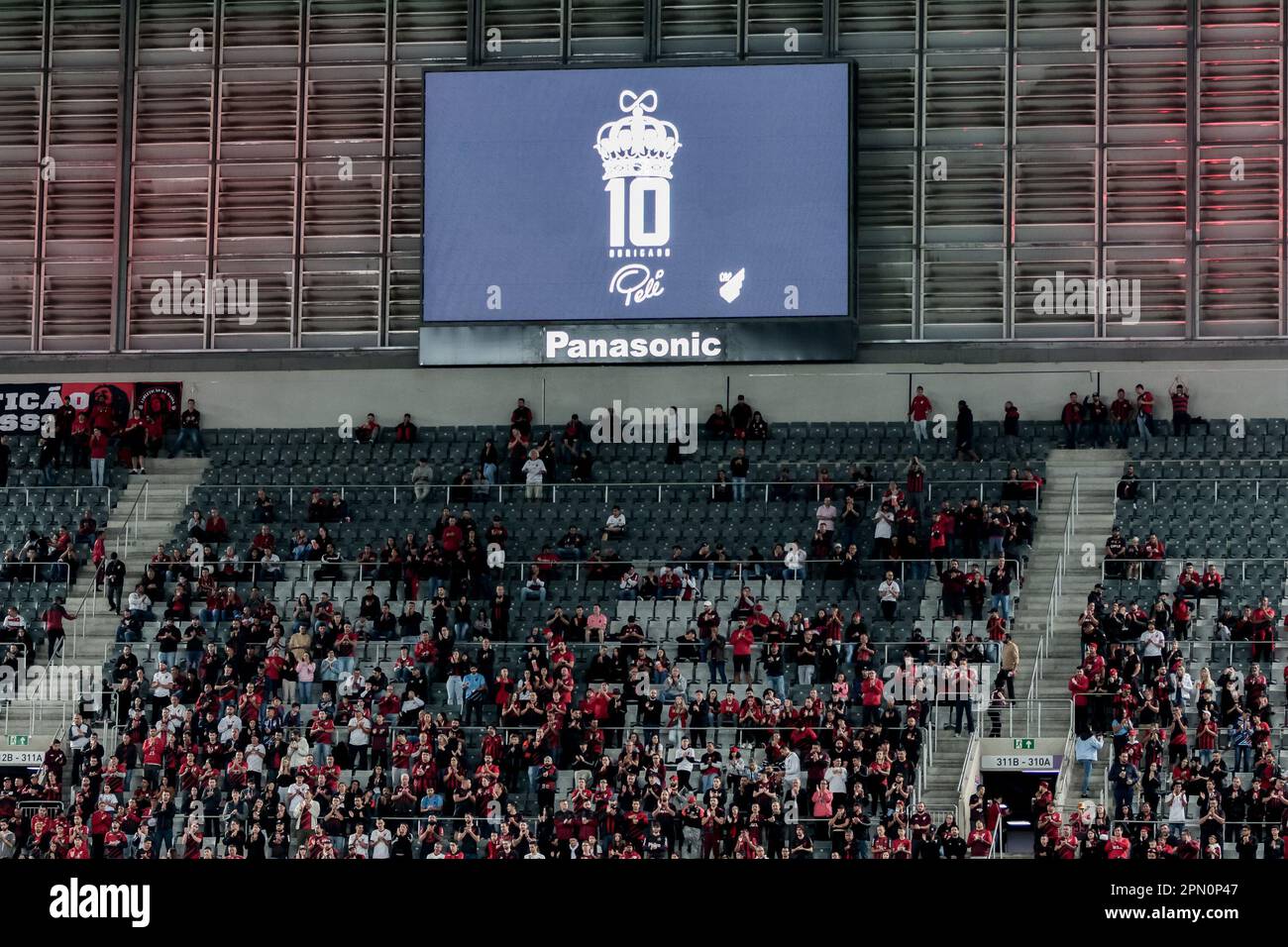 Curitiba, Brésil. 15th avril 2023. PR - CURITIBA - 04/15/2023 - BRASILEIRO A 2023, ATHLETICO-PR X GOIAS - Homage to King Pele sur l'écran à Arena da Baixada avant le match entre Athletico-PR et Goias pour le championnat BRAZILEIRO A 2023. Photo: Robson Mafra/ AGIF/Sipa USA crédit: SIPA USA/Alay Live News Banque D'Images