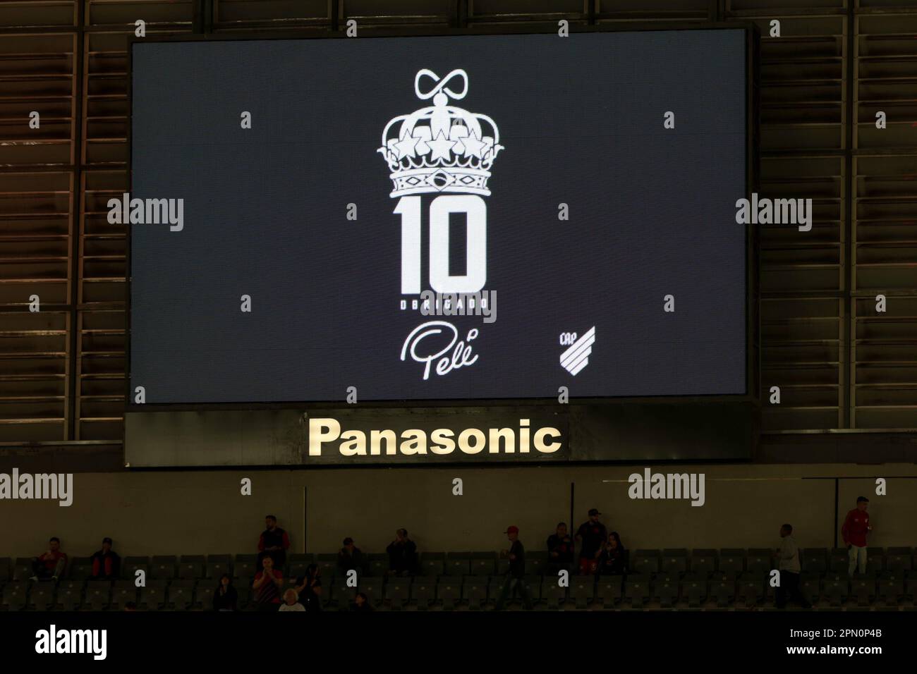 Curitiba, Brésil. 15th avril 2023. PR - CURITIBA - 04/15/2023 - BRASILEIRO A 2023, ATHLETICO-PR X GOIAS - Homage to King Pele sur grand écran à Arena da Baixada avant le match entre Athletico-PR et Goias pour le championnat BRAZILEIRO A 2023. Photo: Robson Mafra/ AGIF/Sipa USA crédit: SIPA USA/Alay Live News Banque D'Images