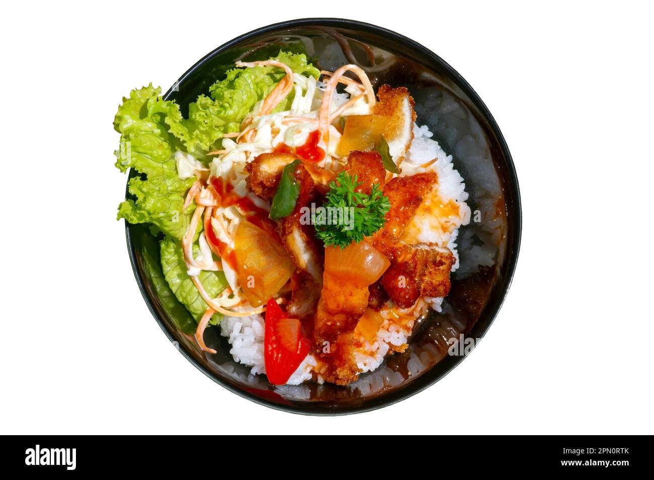 Un bol de riz avec katsu chiken et légumes, isolé sur fond blanc, restaurant japonais à Yogyakarta, Indonésie Banque D'Images