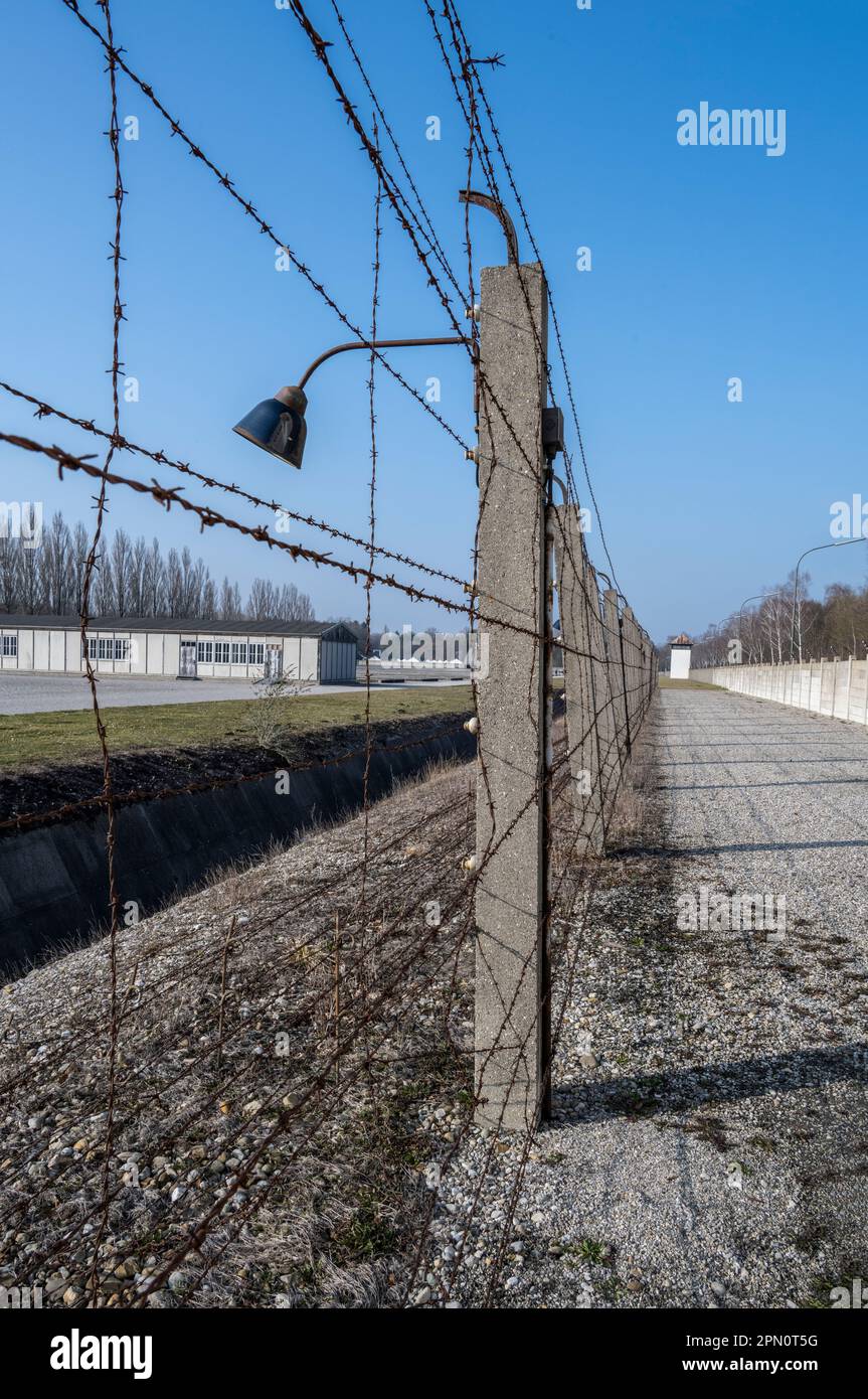 zone entre le mur en béton et la clôture électrifiée en barbelés avec un fossé devant la clôture câblée rendant impossible l'évasion Banque D'Images