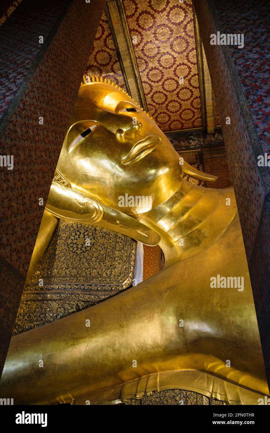 Bouddha couché statue d'or. Wat Pho, Bangkok, Thaïlande Banque D'Images