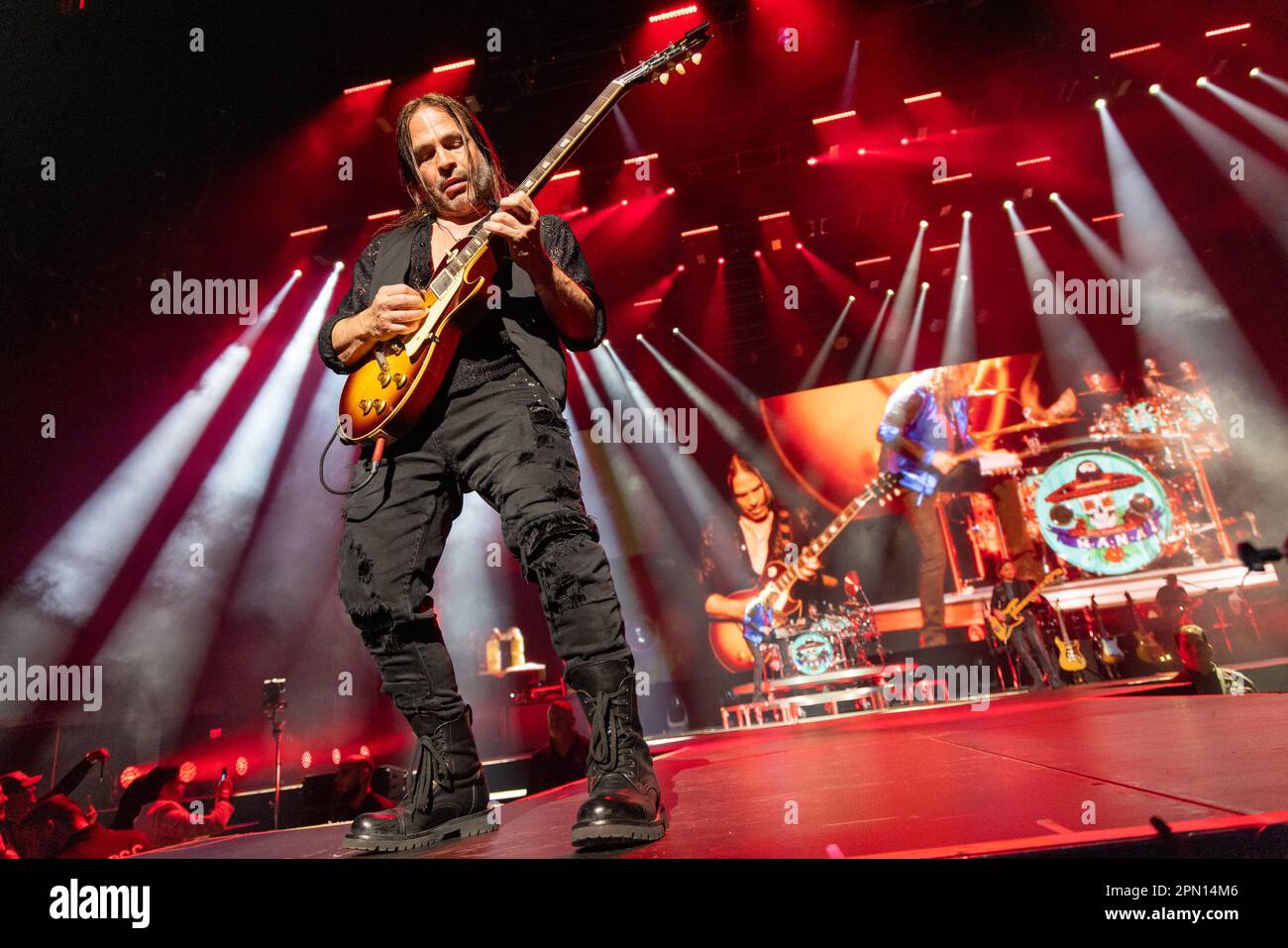 MIAMI, FL - AVRIL 15 : Sergio Vallon de MANA se produit pendant LA TOURNÉE de MANA Mexique Lindo y Querido 2023 au Centre Kaseya sur 15 avril 2023 à Miami, Floride. (Photo d'Alberto E. Tamargo/Sipa USA) Banque D'Images