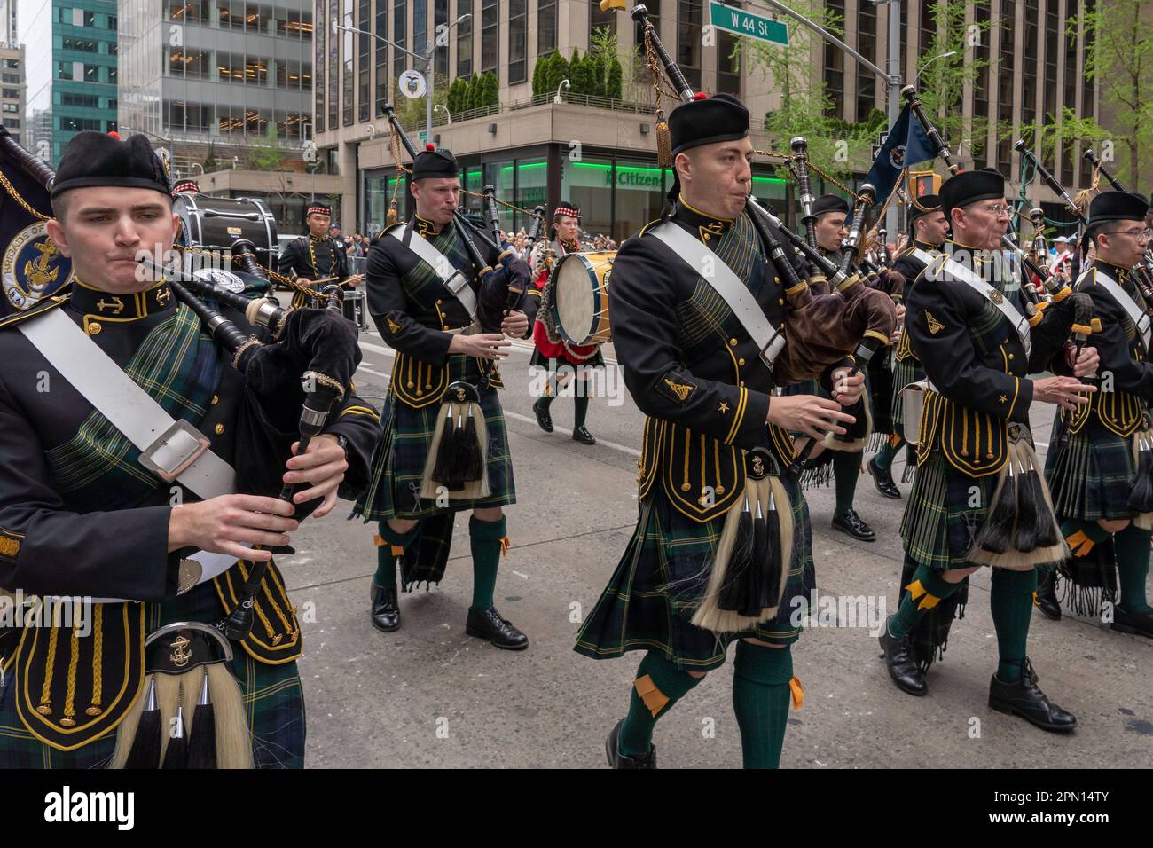 New York, New York, États-Unis. 15th avril 2023. (NOUVEAU) 25th Parade annuelle du jour du tartan à New York. 15 avril 2023, New York, New York, Etats-Unis: Académie navale des Etats-Unis (Annapolis, Maryland) Brigade de midshipmen joueurs de cornemuse mars pendant la parade annuelle du jour du tartan 25th à Manhattan sur 15 avril 2023 à New York. (Credit image: © M10s/TheNEWS2 via ZUMA Press Wire) USAGE ÉDITORIAL SEULEMENT! Non destiné À un usage commercial ! Banque D'Images