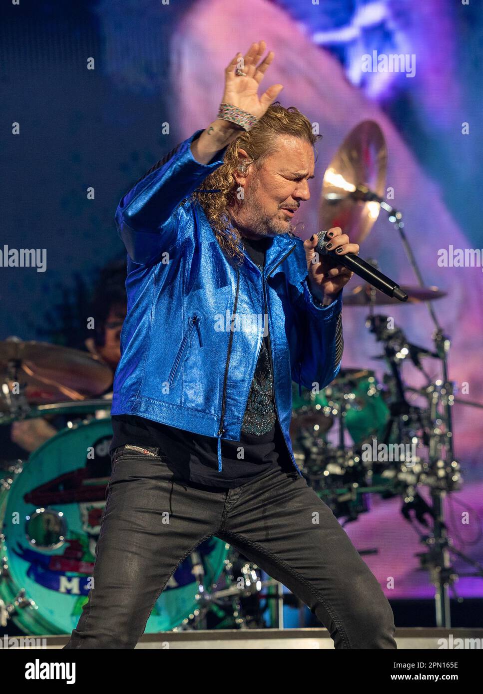 MIAMI, FL - AVRIL 15: Fher Olvera de MANA se produit pendant LA TOURNÉE de MANA Mexique Lindo y Querido 2023 au Centre Kaseya sur 15 avril 2023 à Miami, Floride. (Photo d'Alberto E. Tamargo/Sipa USA) Banque D'Images