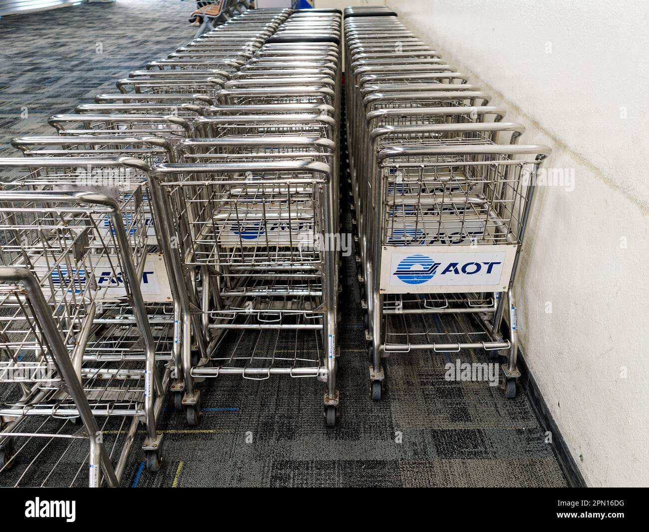 Bangkok, Thaïlande - 21 mars 2023 : rangée de chariots à bagages à l'aéroport international Don Mueang avec le logo AOT ou aéroports de Thaïlande. Banque D'Images