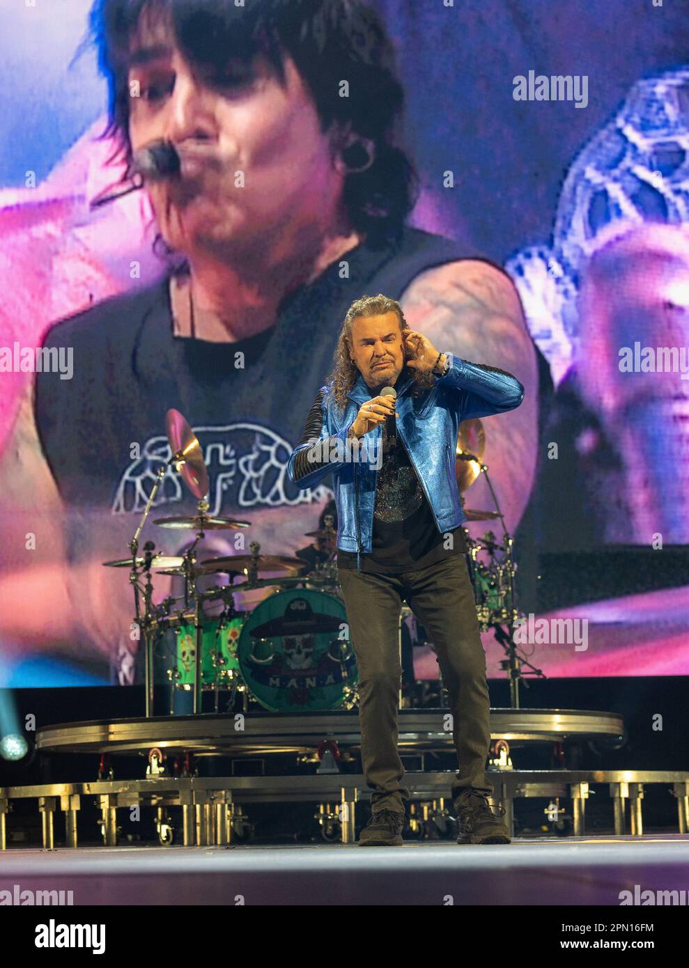 MIAMI, FL - AVRIL 15: Fher Olvera de MANA se produit pendant LA TOURNÉE de MANA Mexique Lindo y Querido 2023 au Centre Kaseya sur 15 avril 2023 à Miami, Floride. (Photo d'Alberto E. Tamargo/Sipa USA) Banque D'Images