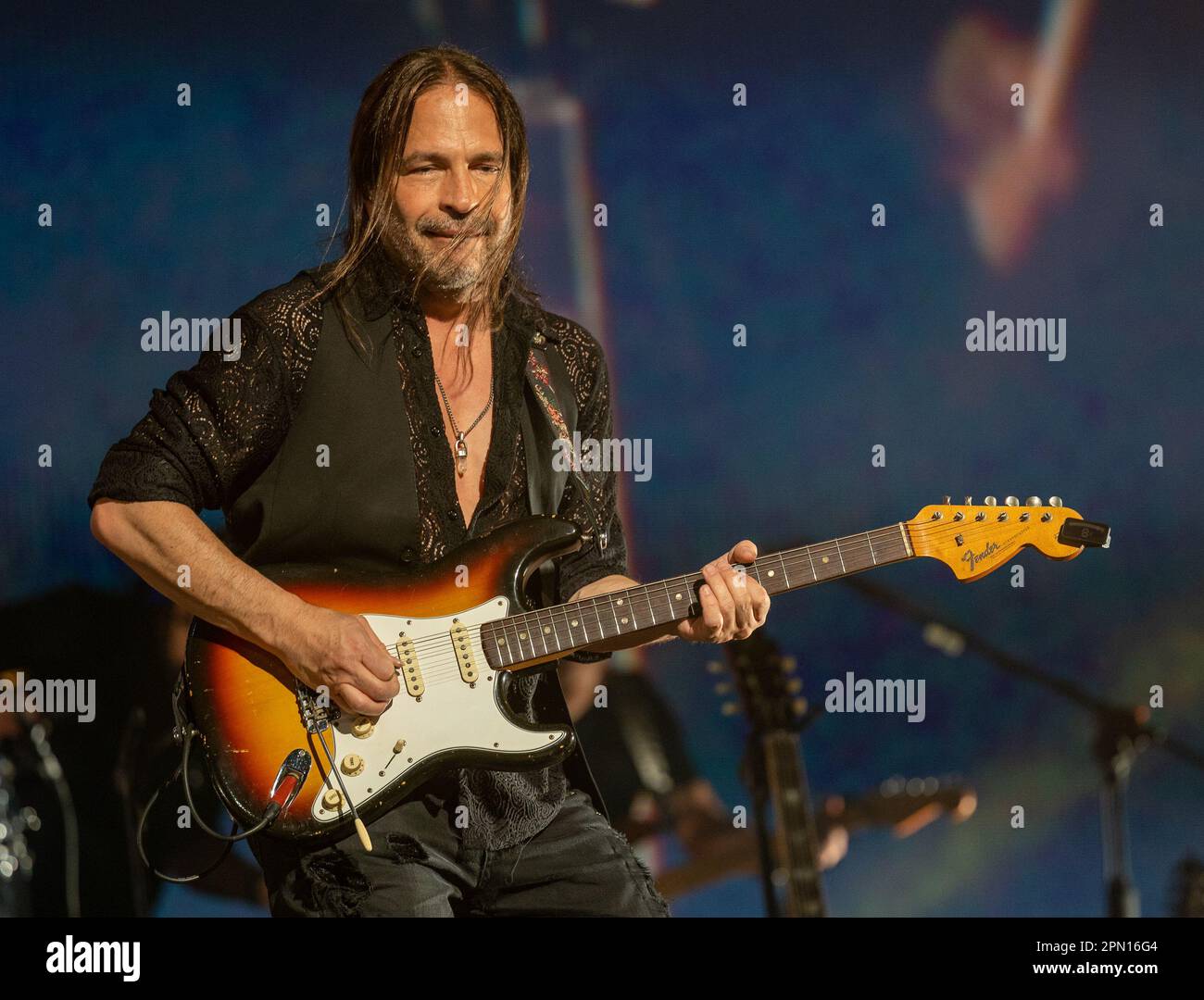 MIAMI, FL - AVRIL 15 : Sergio Vallon de MANA se produit pendant LA TOURNÉE de MANA Mexique Lindo y Querido 2023 au Centre Kaseya sur 15 avril 2023 à Miami, Floride. (Photo d'Alberto E. Tamargo/Sipa USA) Banque D'Images