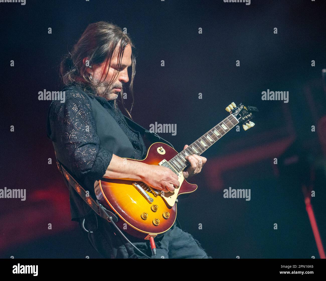 MIAMI, FL - AVRIL 15 : Sergio Vallon de MANA se produit pendant LA TOURNÉE de MANA Mexique Lindo y Querido 2023 au Centre Kaseya sur 15 avril 2023 à Miami, Floride. (Photo d'Alberto E. Tamargo/Sipa USA) Banque D'Images