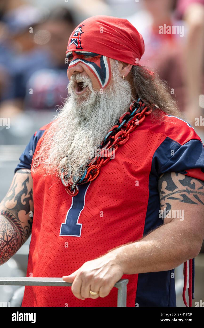 Un fan des Houston Roughnecks applaudit son équipe contre les Vegas Vipers, samedi, 15 avril 2023, à Houston, Texas. Houston a battu Vegas 28-21. (KI Banque D'Images