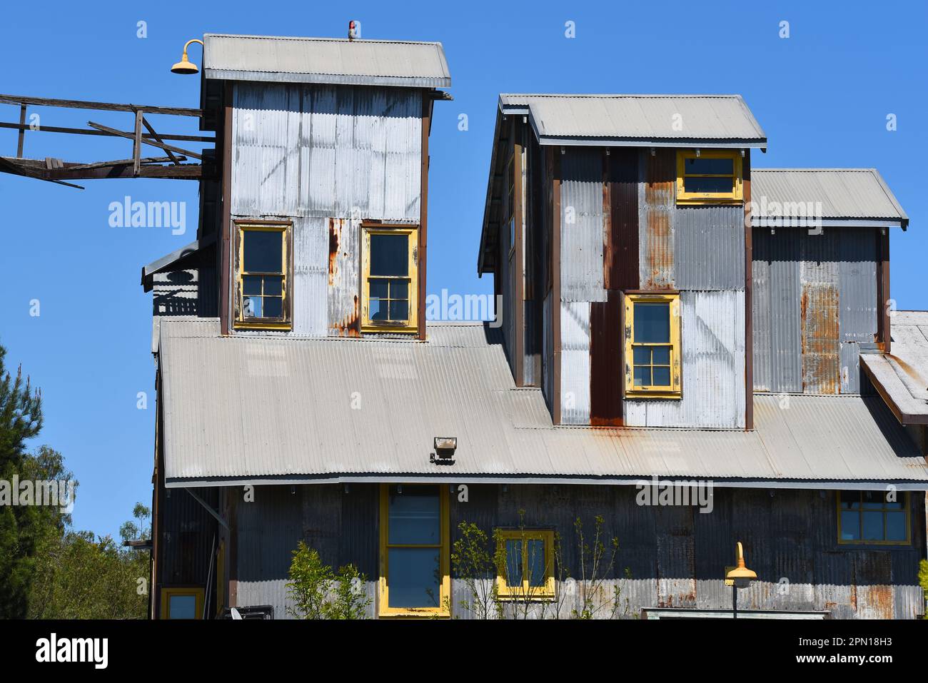 IRVINE, CALIFORNIE - 2 avril 2023 : détail du bâtiment de l'entrepôt de stockage de sacs, vieille ville d'Irvine. Banque D'Images