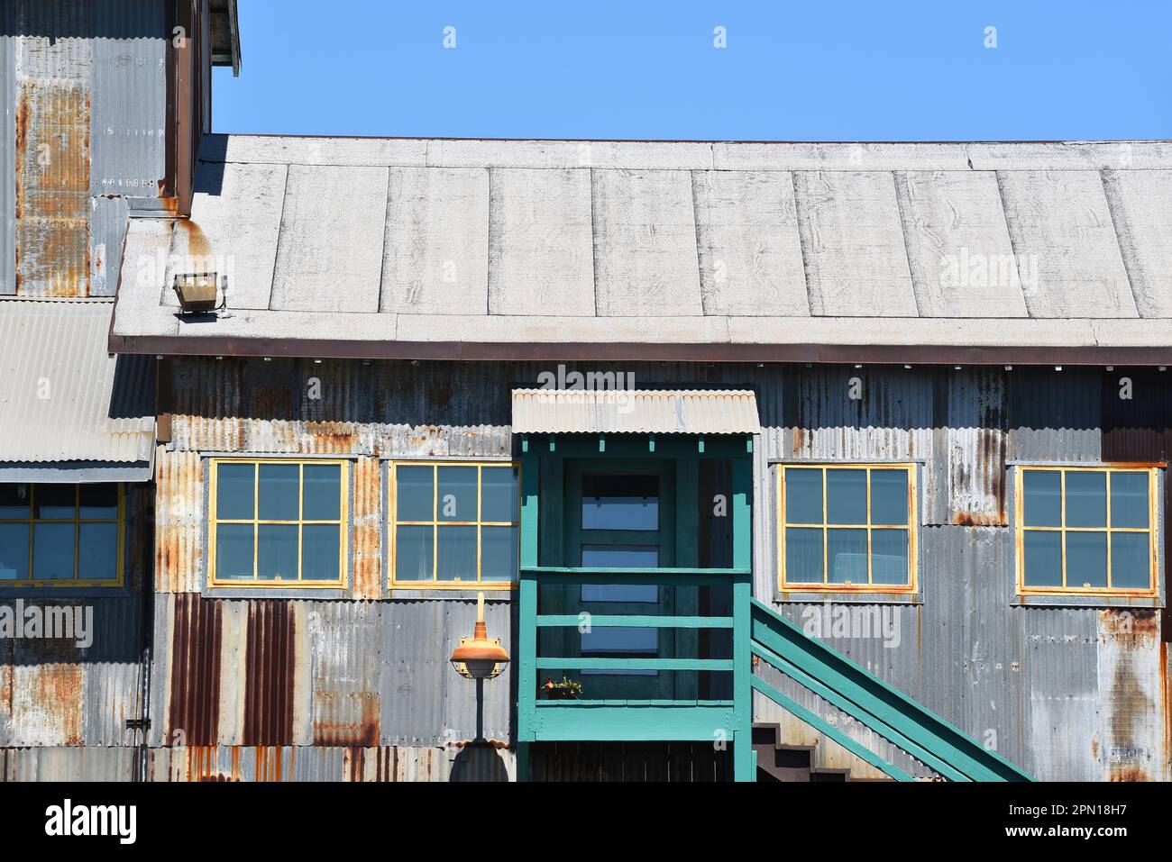 IRVINE, CALIFORNIE - 2 avril 2023 : entrepôt de stockage de la vieille ville d'Irvine Sack, près de la voie ferrée face à l'arrière. Banque D'Images