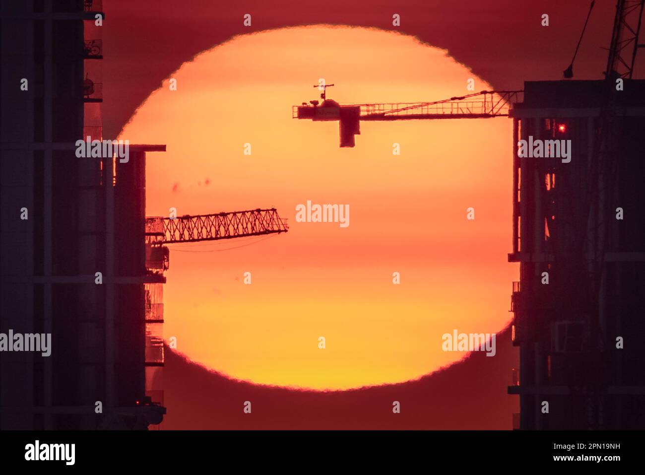 Londres, Royaume-Uni. 16th avril 2023. Météo au Royaume-Uni : un lever de soleil spectaculaire sur les travaux de construction résidentielle en cours dans l'est de Londres, alors que les températures de la ville continuent de se réchauffer. Credit: Guy Corbishley/Alamy Live News Banque D'Images