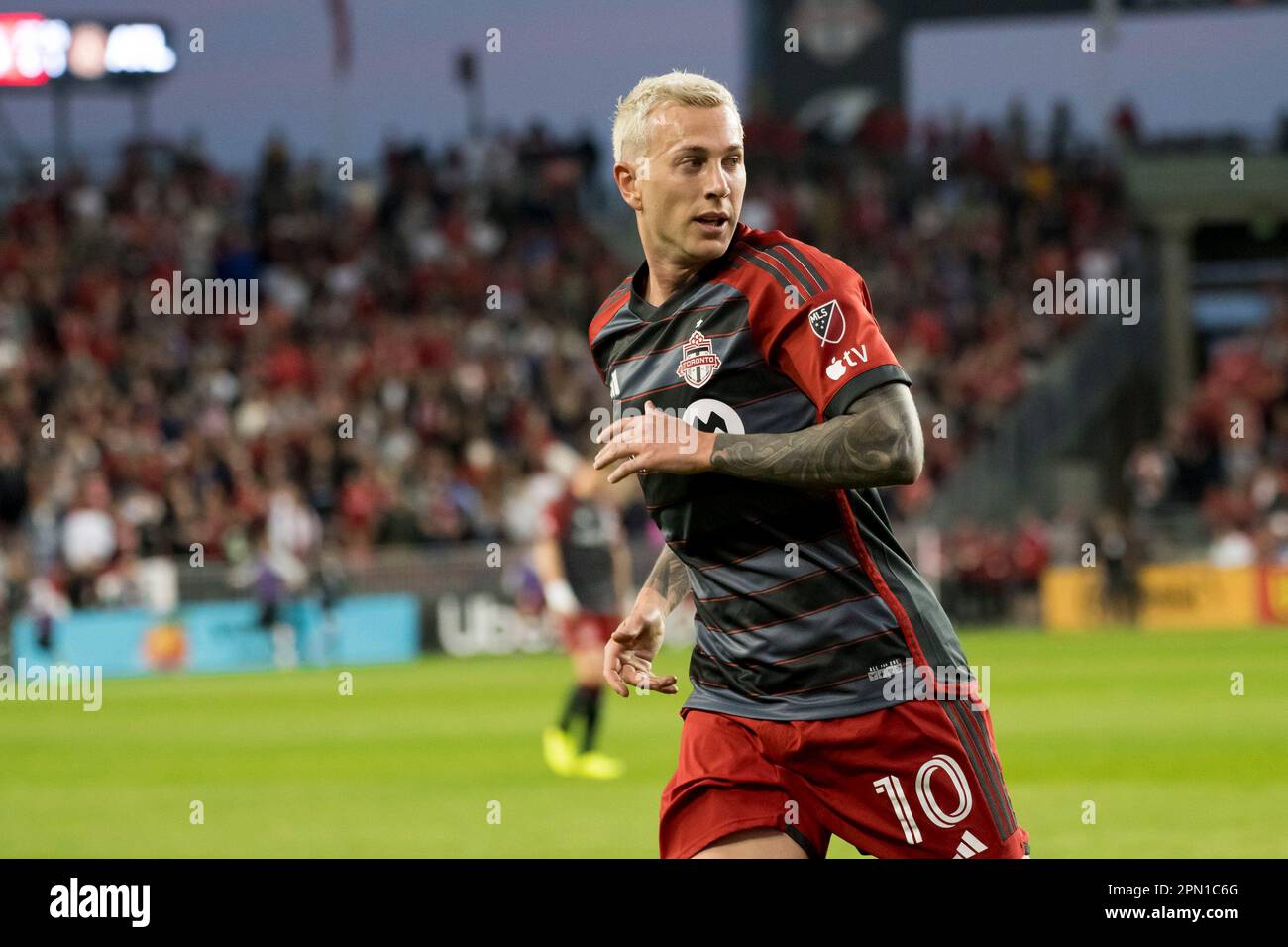 Toronto, Canada. 15th avril 2023. Federico Bernardeschi #10 en action pendant le match MLS entre Toronto FC et Atlanta United à BMO Field. Le jeu s'est terminé en 2-2. Crédit : SOPA Images Limited/Alamy Live News Banque D'Images